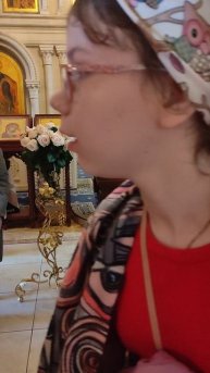 1000172926.mp4Всех молящихся осеняют Напрестольным Крестом.6.мая 25.г