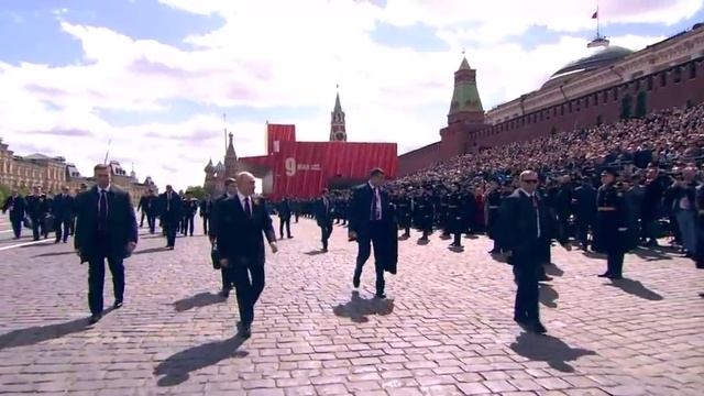 Владимира Путина овациями проводили с Красной площади