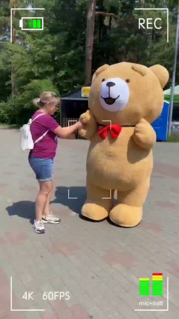 Мишка гуляет по парку!