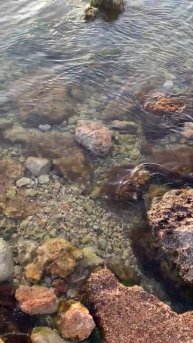 Рябь на море у берега. Переливы прозрачной воды. Краси?