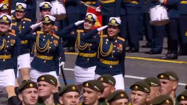 В парадном строю военнослужащие-женщины