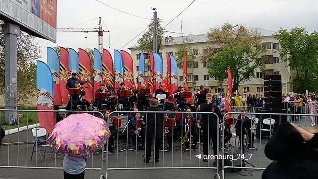 После шествия «Бессмертного полка» у Водонапорной башни в Оренбурге играет духовой оркестр.
