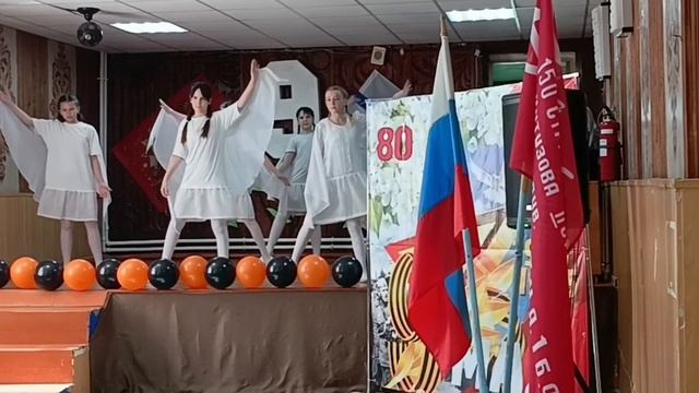 Песня ,,Журавли ",танец .Группа Серпантин. 
С днём Победы.