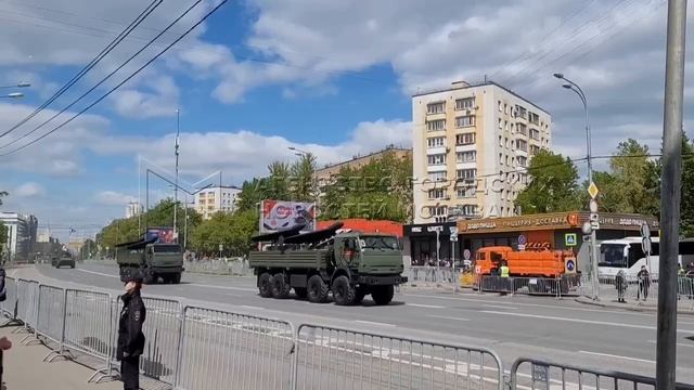 Военная техника покидает столицу после парада