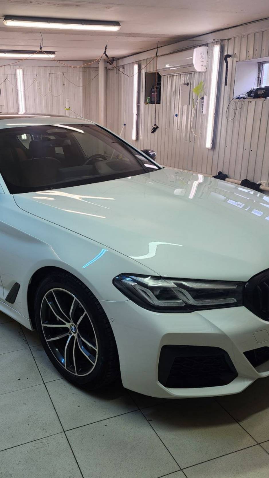 BMW 5 G30 - полировка и бронирование кузова, антихром, нанесли керамику