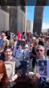 ‼️В Берлине прошёл «Бессмертный полк».
Собравшиеся скандировали праздничные лозунги с Днём Победы.