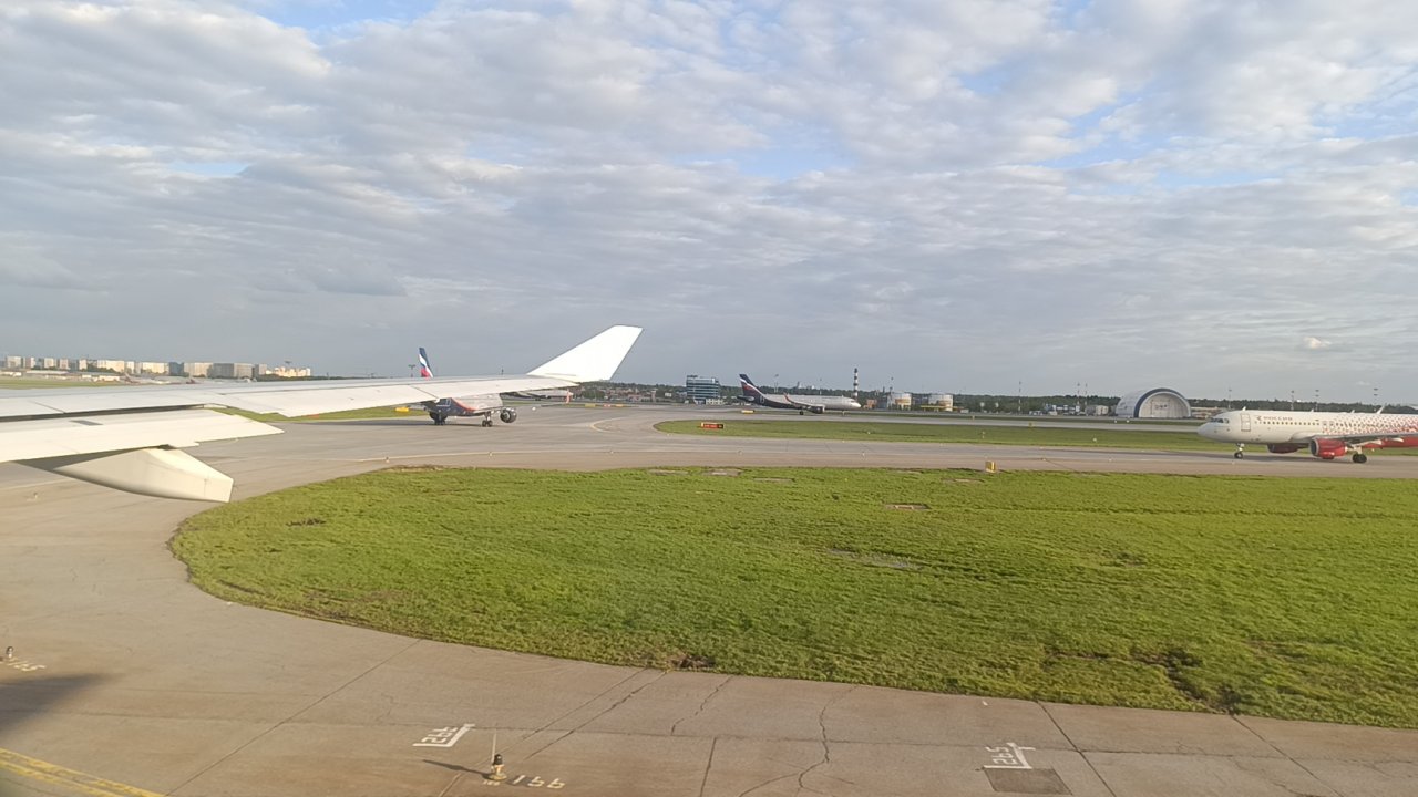 Красивый взлет самолета Airbus A330-300  авиакомпании IFLY рейс SU5804 Москва - Владивосток