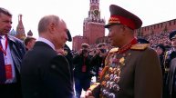 Президент России пожал руку каждому из командиров расчетов, участвовавших в параде