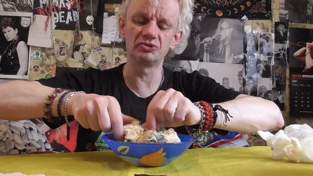 мукбанк кость свиная рассольник и жареный минтай