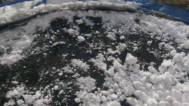 Скачам на снежен батут с Макси!