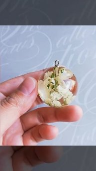 Кулон BOTANICA (35 мм) с букетом (гортензия и подснежники)