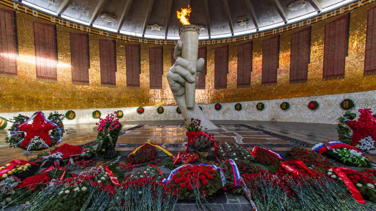 Максим Харкевич. Розы на мраморных плитах