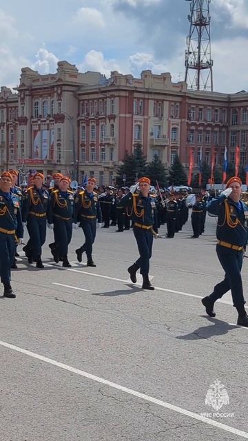 Сотрудники МЧС приняли участие в Параде Победы#shorts