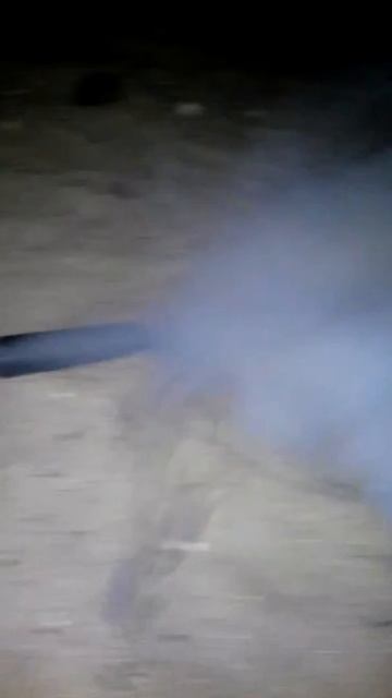 Работа дымовой шашки из селитры и газеты.
