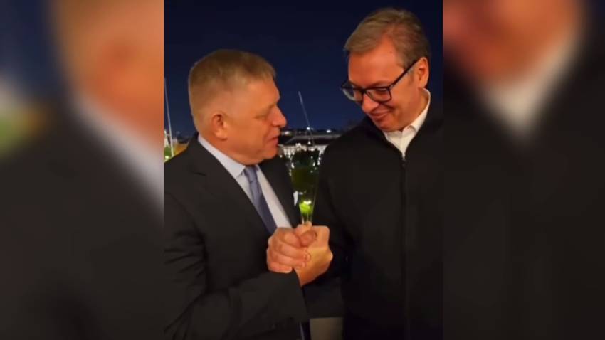 Вучич и Фицо пожали друг другу руки на фоне Кремля
