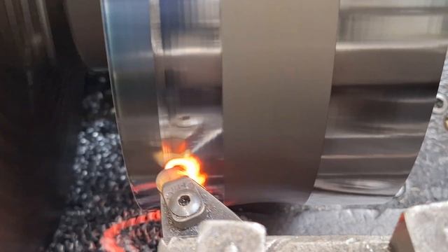 Turning hard material on a lathe.Hrs 66.Обработка твердого материала на токарном станке.