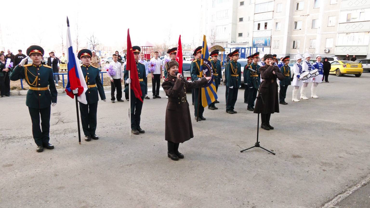 Парад у дома - для ветеранов в Югре устроили дворовые концерты