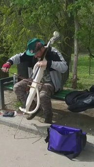 Уличный музыкант рвет душу!