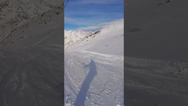 Катание на горных лыжах и сноуборде.