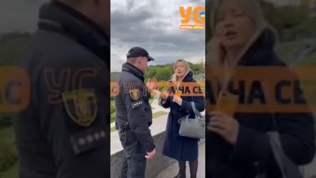 Киевские полицаи 🤬 задерживают женщину, слушающую песню День победы ⭐