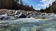 Живая природа - горная река с прозрачной водой.