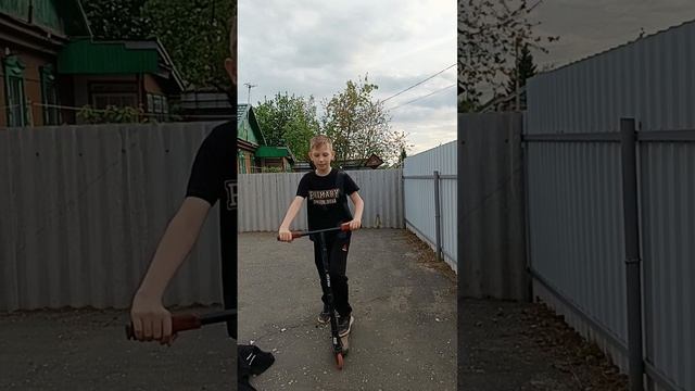 Как сделать трюки для тех кто не умеет кататься на самокате