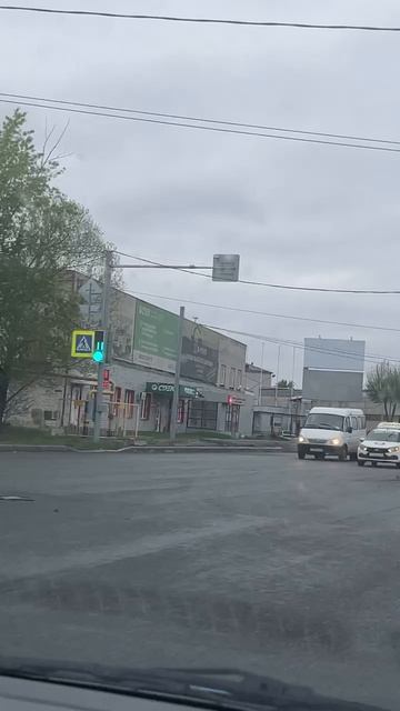 Жесткое ДТП на перекрестке Омская-Дзержинского. От удара микроавтобус даже прилег отдохнуть.