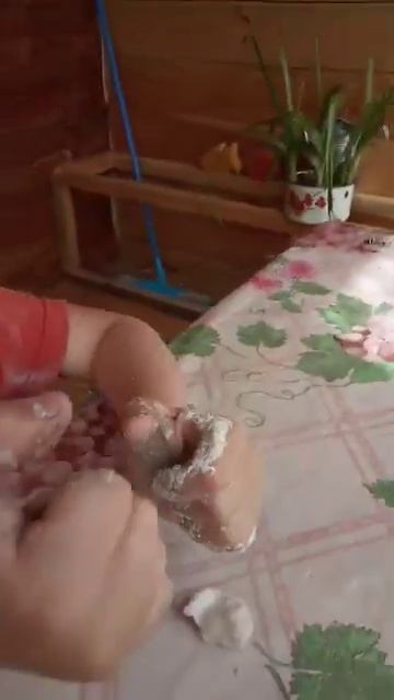 Первый опыт работы с монтажной  пеной. (Мне 4 года).