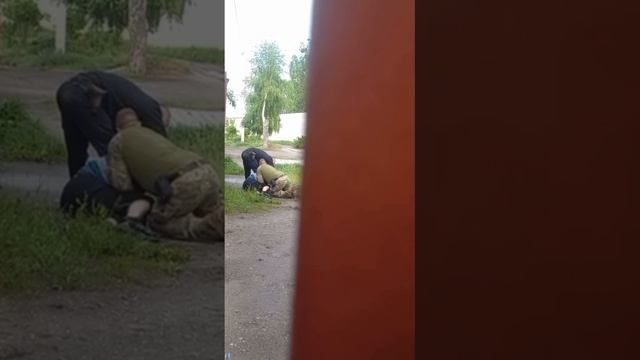 🇺🇦 Скрутили и били по голове: кадры силовой могилизации в Харькове !!!