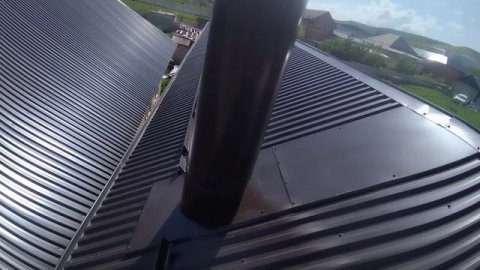 Жестяные работы. Узел прохода через кровлю. Частичный процесс монтажа.