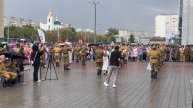 На площади у «Газовика» несмотря на начавшийся во время концерта дождь, оренбуржцы остались, и празд