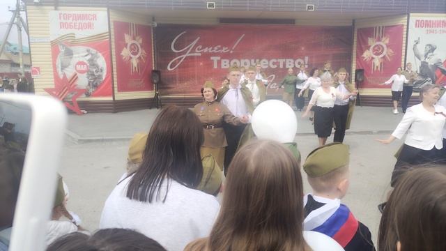 Вальс Победы! Танцует старшее поколение с выпускниками школы. Тюменский район