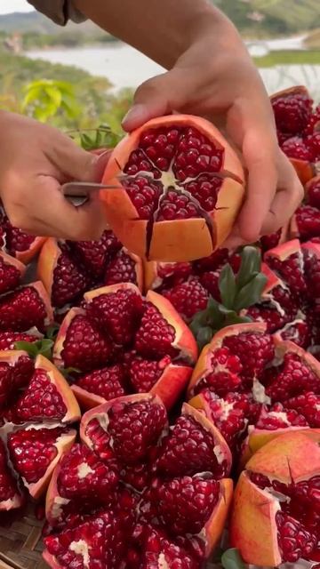 Вот так можно чистить гранат