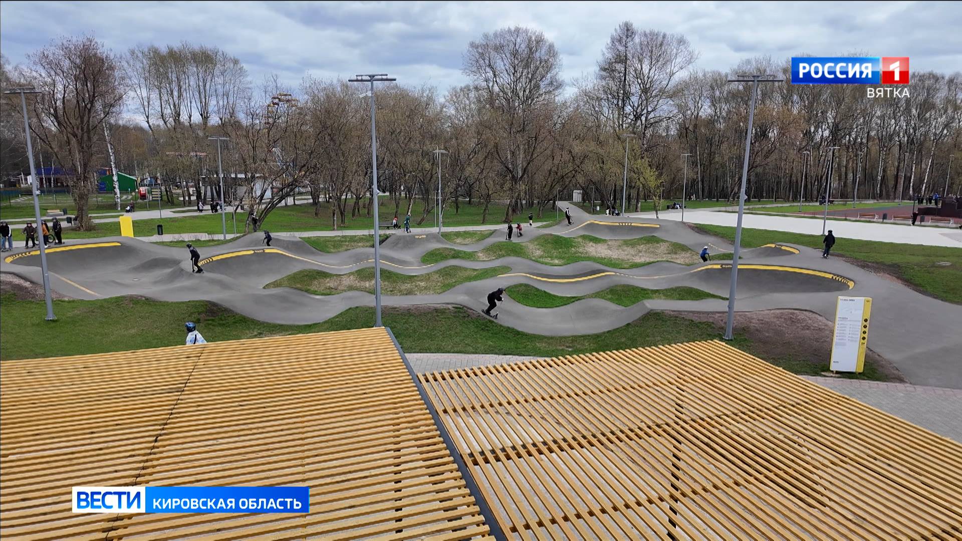 В парке имени Кирова в разгаре сезон катания на памп-треке и скейт-площадке