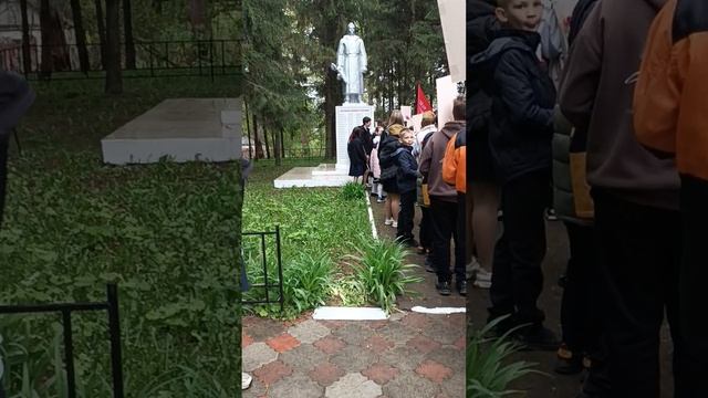 возложение цветов на памятник МБОУ МО, Плавский район, центр образования номер три.