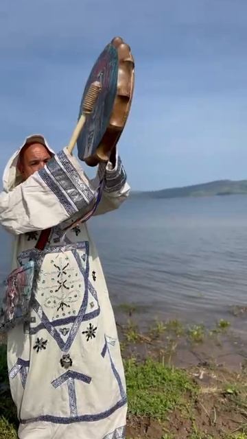 Во время камлания шаман движется по кругу. Шаманизм (также шаманство) — древнейшая религия