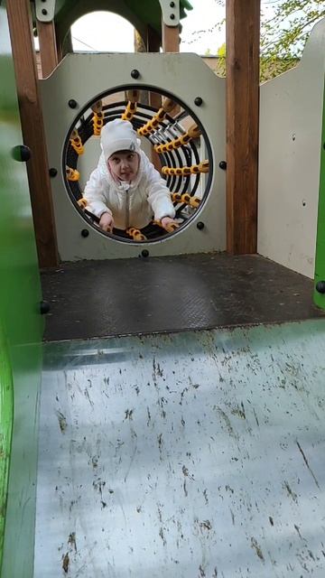 Полина ползёт в трубе на детской площадке