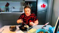 Пожрём, Поржём🤣Нинка шандарахнула Вована разделочный доской 🤕И таблетосы не те подсунула