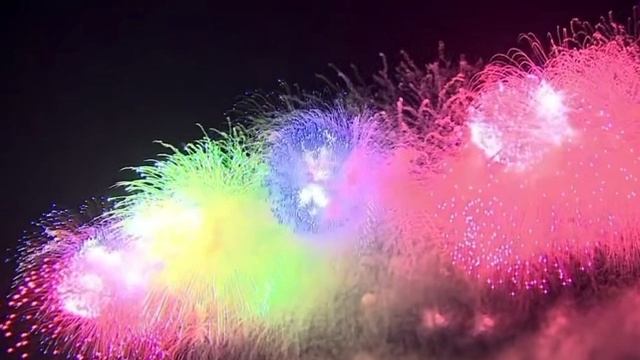 Салют в честь Дня Победы прямо сейчас проходит в Москве. Собравшиеся люди скандируют «Ура».