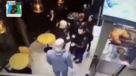 Лысый нокаутировал парня поднявшего руку на девушку.