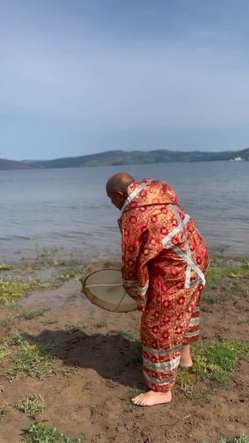 Во время камлания духи могут вселятся в шамана или только помогать ему в работе, будучи вырезанными