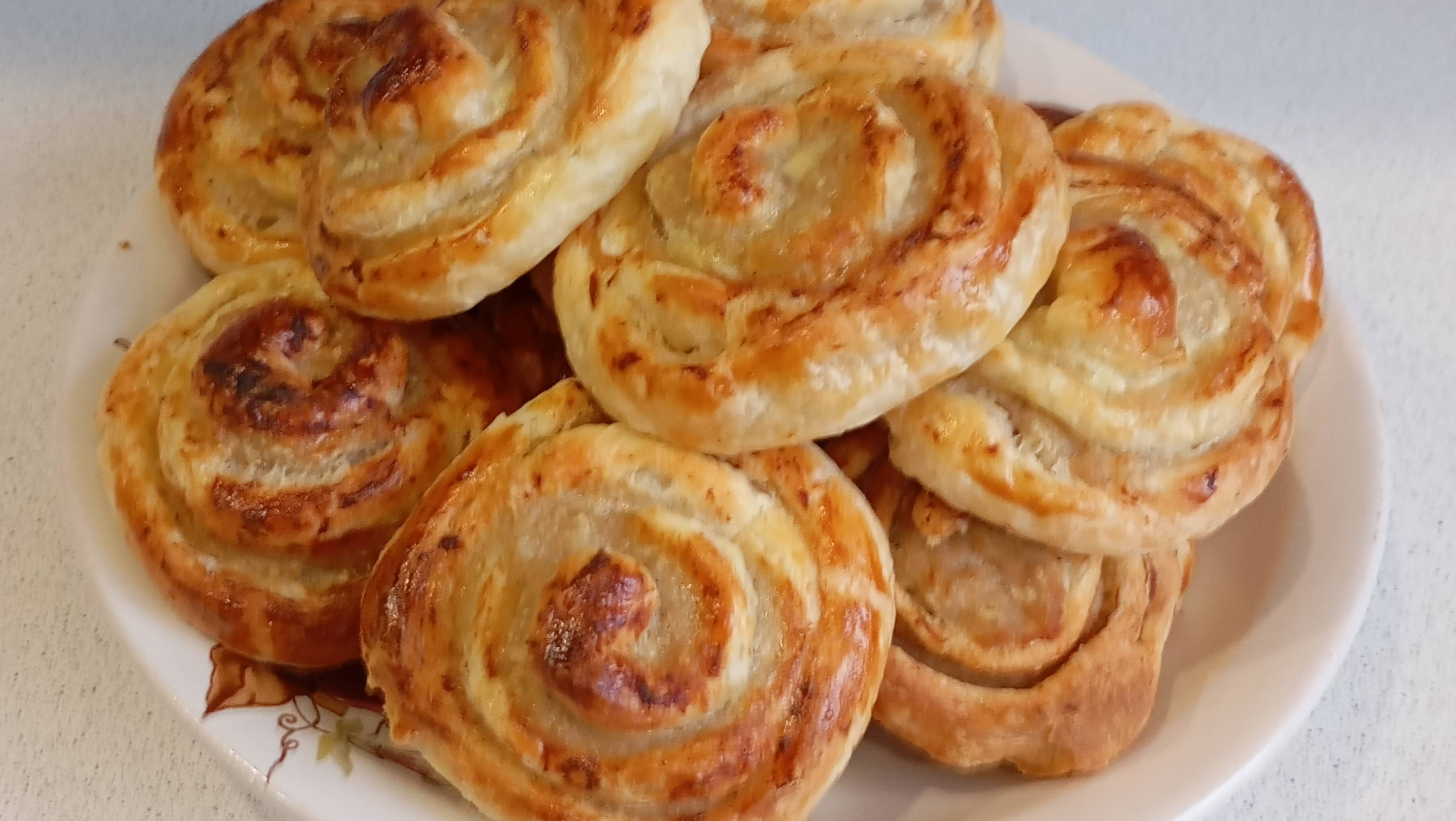 Приготовила на ужин вкуснейшие улитки из слоёного теста с фаршем.