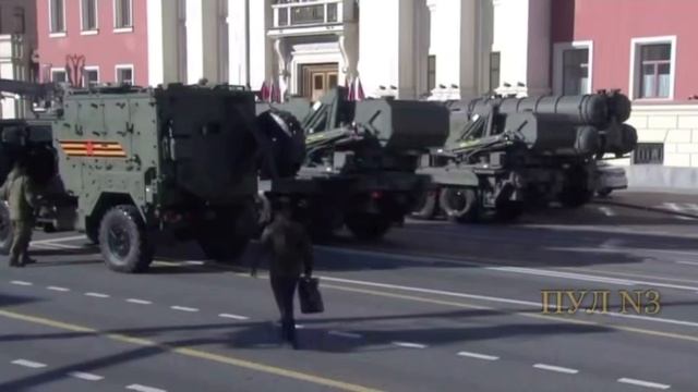 Два часа до Парада Победы: Военная техника выстраивается на Тверской.