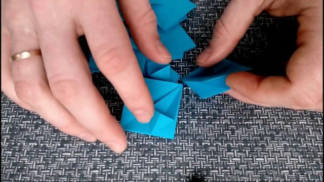 Как сделать снежинки из бумаги  Простые новогодние ук?