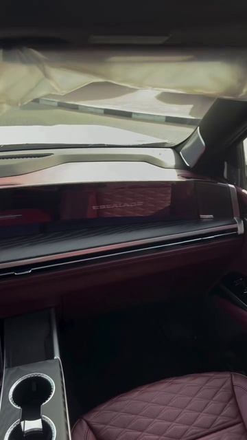 Cadillac Escalade с темно-красным салоном