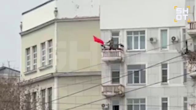 Легендарное фото «Знамя над Рейхстагом» воссоздал житель Хабаровска во время шествия «Бессмертного п