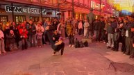 Уличные танцы на Кузнецком мосту в центре Москвы