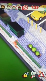 играю в roblox и ем орешки