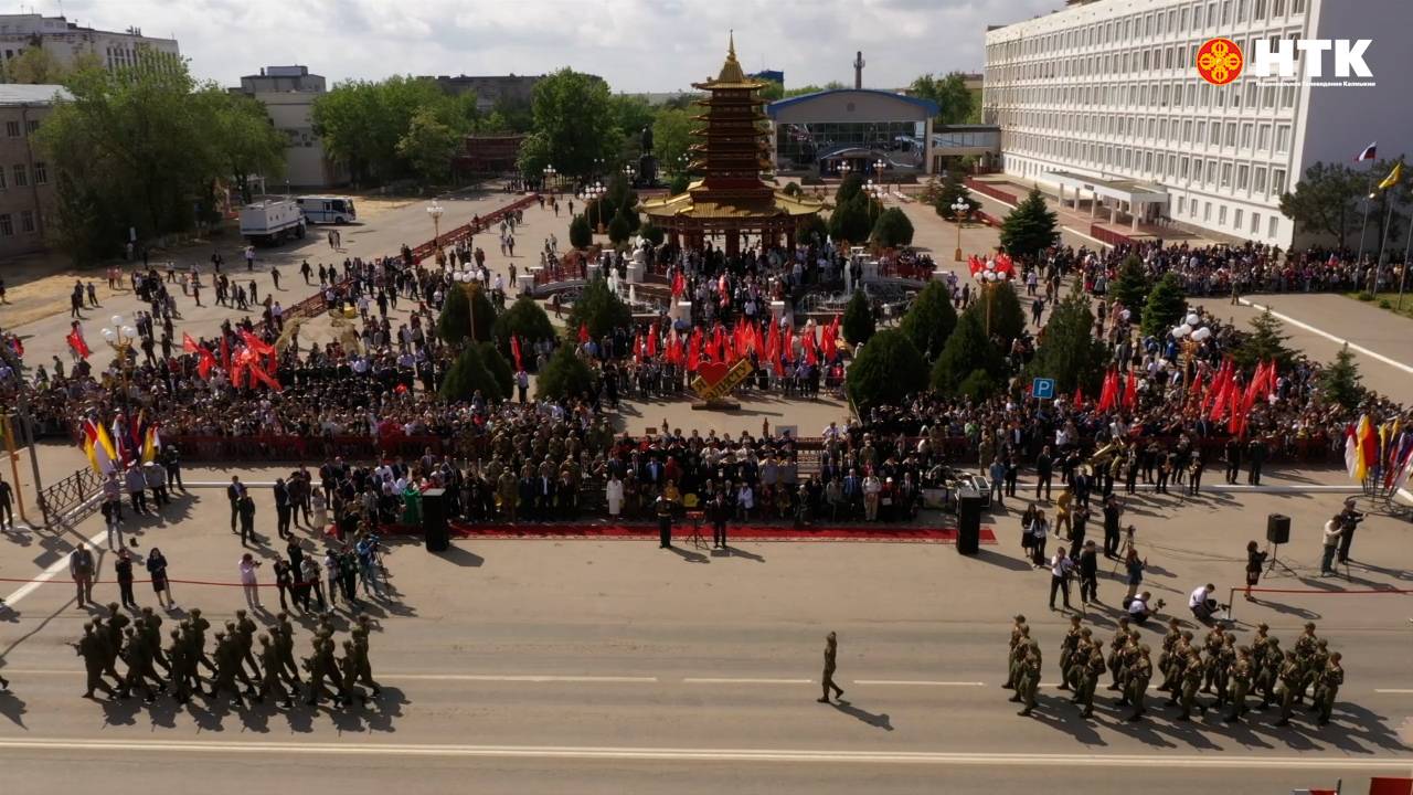 Парадные расчеты и военная техника на главной улице Элисты