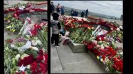 9 мая в Киеве
Вопреки репрессиями, люди массово приносят цветы к вечному огню и памятнику военным
